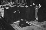 Franjevačkim je klericima pripala čast spustiti Blaženikov lijes u kriptu iza glavnoga oltara zagrebačke katedrale.